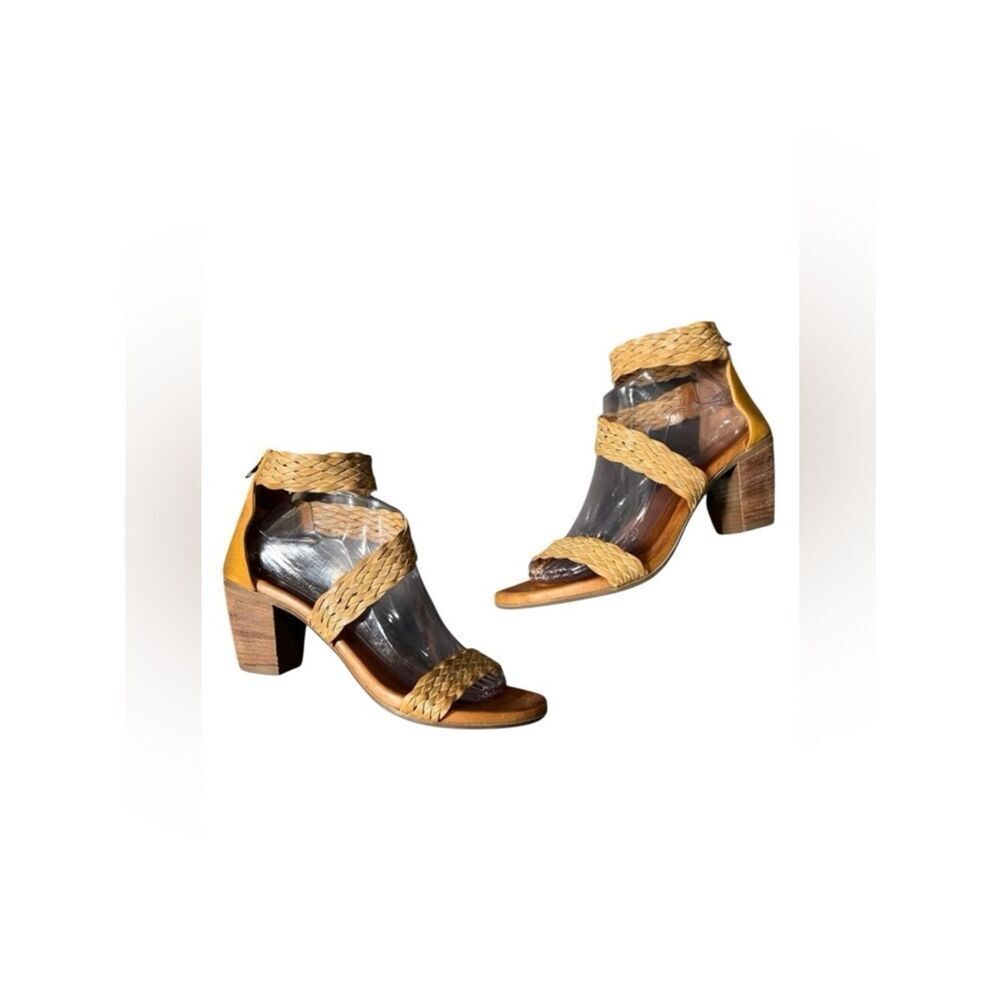 Sundance Italian Leather Braided Strap Heels Size 40
cognac